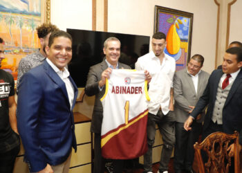 Abinader recibe a basketbolista dominicano Chris Duarte en el Palacio Nacional