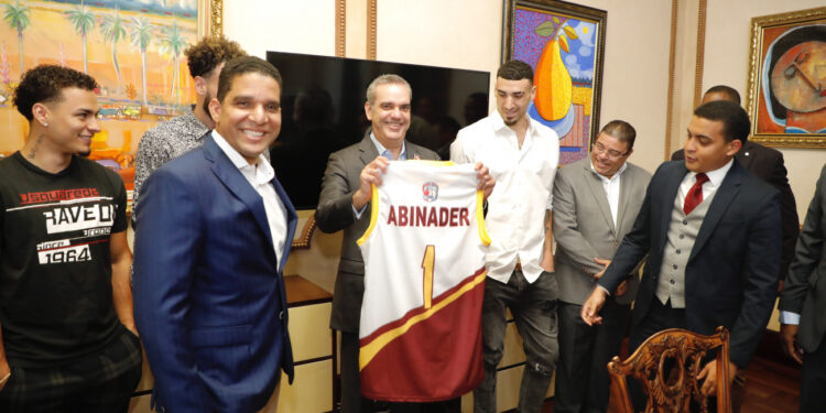 Abinader recibe a basketbolista dominicano Chris Duarte en el Palacio Nacional
