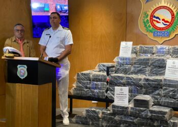 Atrapan tres a bordo de lancha con 414 paquetes presumiblemente cocaína