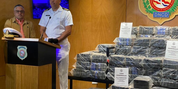 Atrapan tres a bordo de lancha con 414 paquetes presumiblemente cocaína