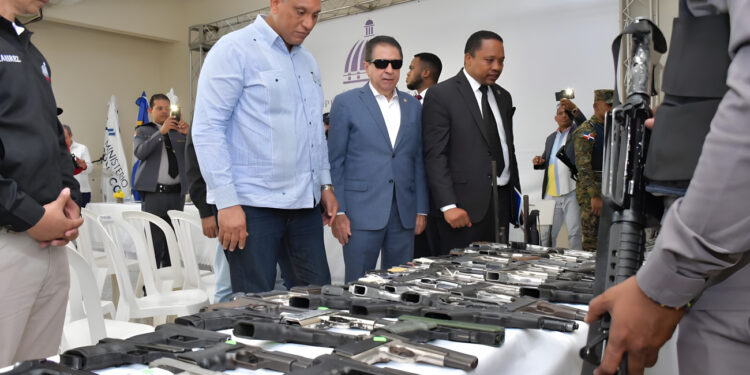 Interior y Policía recibe 305 armas de fuego incautadas por la comisión de delitos