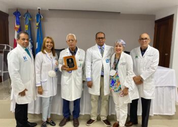 Hospital Marcelino Vélez reconoce trayectoria de médicos