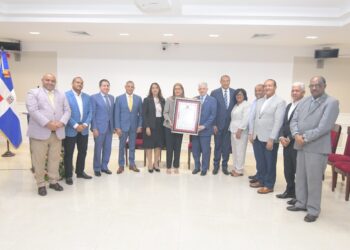 El Senado reconoce a Olga Lara por su trayectoria artística