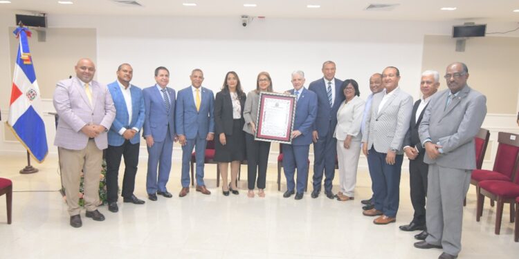 El Senado reconoce a Olga Lara por su trayectoria artística