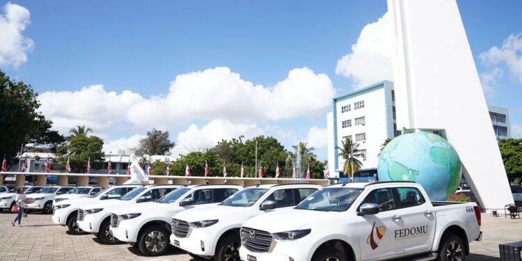 Fedomu recibe 10 camionetas donadas por el Gobierno