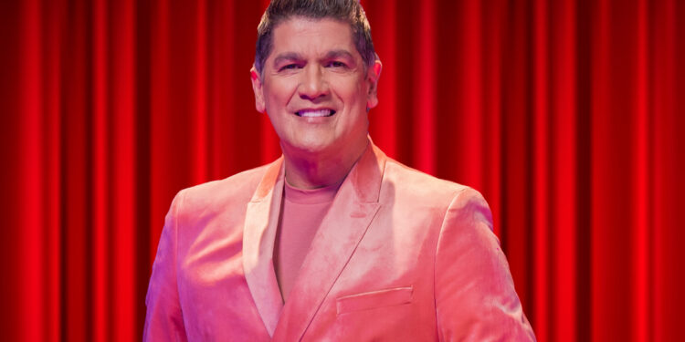Eddy Herrera celebra gran año con merengue “Se lo pido en Navidad”