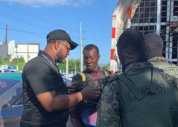 Agentes de Migración arrecian  operativos en busca de extranjeros ilegales en el Distrito Nacional este lunes 