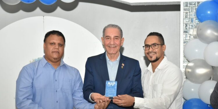 Ministro del MESCyT recibe reconocimientos por sus aportes a la educación dominicana