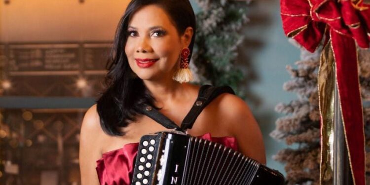 La India Canela promueve “Ya llegó la Navidad”