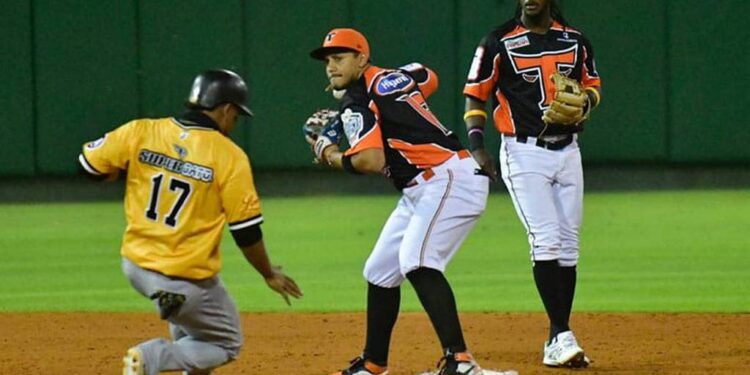 Toros ganan y frenan racha victoriosa de las Águilas