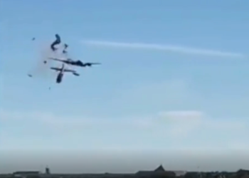 Dos aeronaves colisionan en un espectáculo aéreo
