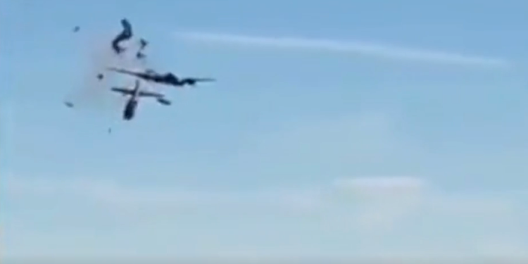 Dos aeronaves colisionan en un espectáculo aéreo