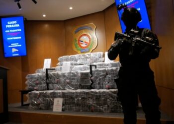Intervienen lancha con 424 paquetes presumiblemente cocaína