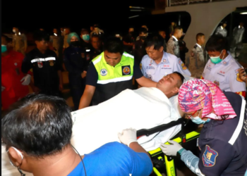 Hallan cuatro muertos y dos supervivientes del naufragio en Tailandia
