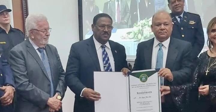 Reconocen al doctor Edisson Féliz Féliz como “Médico Distinguido de la Salud y la Sociedad”