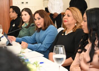 Ministerio de la Mujer realiza encuentro con legisladoras para discutir agenda legislativa de igualdad