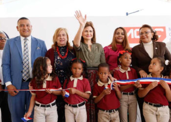 Vicepresidenta Raquel Peña inaugura dos escuelas básicas en Constanza