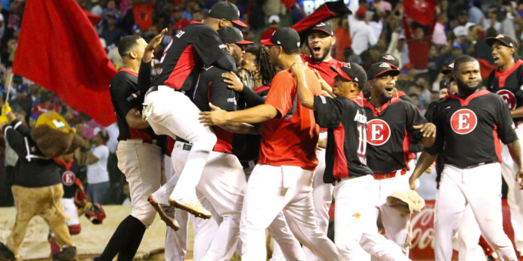 Leones del Escogido vencen  los Gigantes del Cibao 3-0