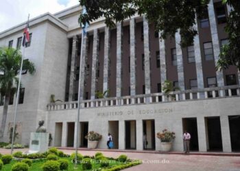 “La brisita de Navidad” le llegó a envejecientes desvinculados del Minerd y sin prestaciones