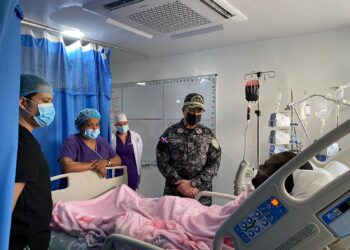 Director PN visita agente que resultó herido en enfrentamiento con narco