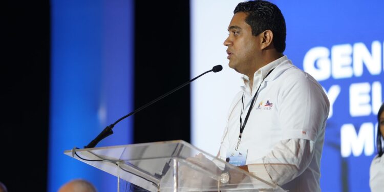 Ratifican por 2 años más a Kelvin Cruz en presidencia de Fedomu