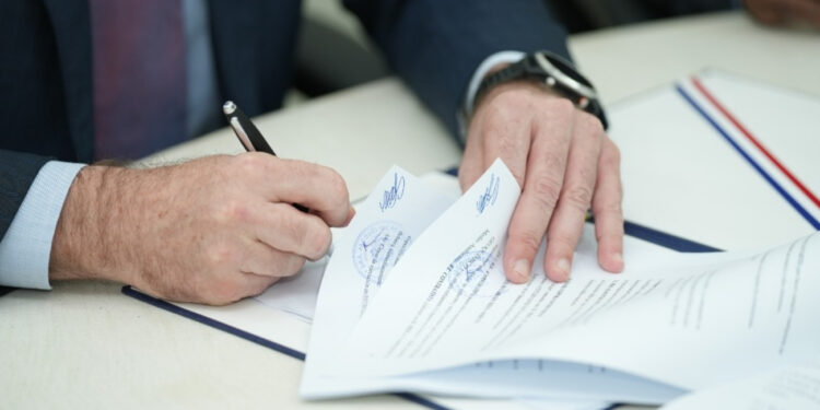 Firman contrato para facilitar exploraciones petroleras en RD