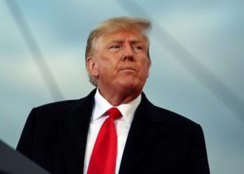 El comité del 6 de enero analiza remitir cargos penales a Trump