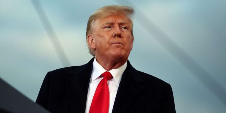 El comité del 6 de enero analiza remitir cargos penales a Trump