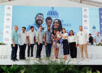 Vicepresidenta Raquel Peña y ministro Bonilla entregan 200 apartamentos