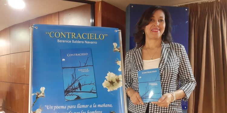 Escritora y abogada Berenice B. Navarro puso a circular con éxito su primer poemario, Contracielo