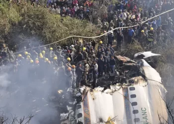 Confirman 68 muertos tras estrellarse avión en Nepal