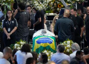 Brasil se prepara para enterrar a Pelé en ciudad que hizo meca del fútbol