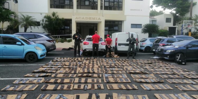 Arrestan dos hombres con 320 láminas presumiblemente cocaína