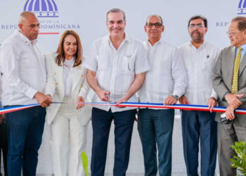 Presidente entrega carretera en Castillo; inversión sobrepasa los RD 240 millones