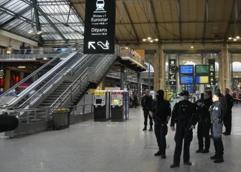 Hombre apuñala seis personas en la estación de tren de París