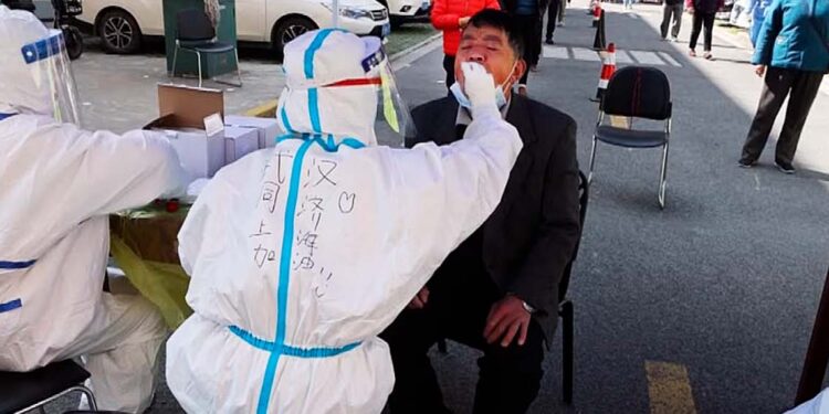 China anuncia casi 60.000 muertes relacionadas con la covid en el último mes