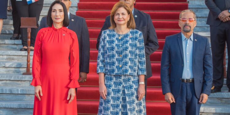 Raquel Peña encabeza acto de homenaje a la Bandera Nacional