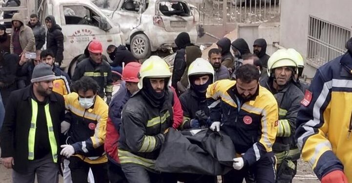 Aumentan a más de 1.900 los muertos por el terremoto en Turquía y Siria