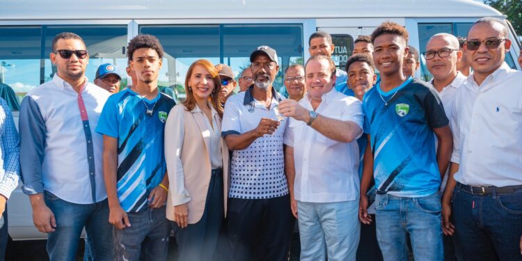 Paliza entrega tres autobuses a estudiantes y deportistas de Puerto Plata 