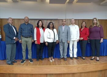 ADECOMRD juramenta nueva directiva; UTESA asume presidencia