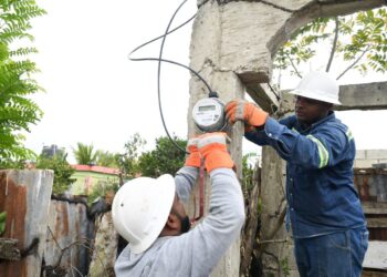 Edeeste interviene comunidad Los Suizos en Monte Plata para mejorar servicio a clientes