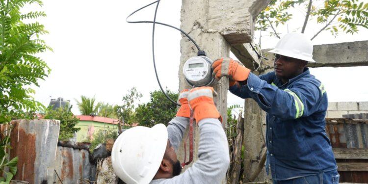 Edeeste interviene comunidad Los Suizos en Monte Plata para mejorar servicio a clientes