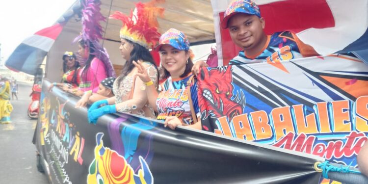 Comparsas y personajes dominicanos presente en el carnaval de Guadalupe