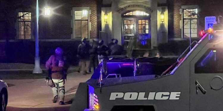Pistolero mata a 3 y luego a sí mismo en la Universidad Estatal de Michigan