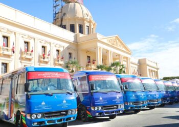 Abinader encabeza entrega 50 autobuses para estudiantes universitarios