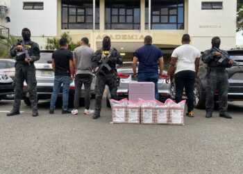 Arrestan cuatro hombres y ocupan 30 paquetes presumiblemente cocaína en Piantini