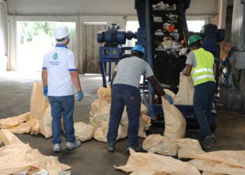 Pro Consumidor incinera miles de productos lácteos falsificados y sin registro sanitario