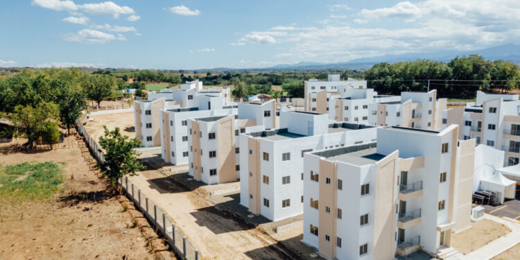 Gobierno entrega 80 apartamentos en Santiago Rodríguez