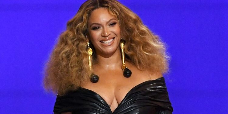 Beyoncé empata récord en los Grammy;&nbsp;Bad Bunny hace bailar a la multitud