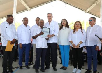 Gobierno beneficia más de 2,000 personas con entrega de 490 títulos en Azua
